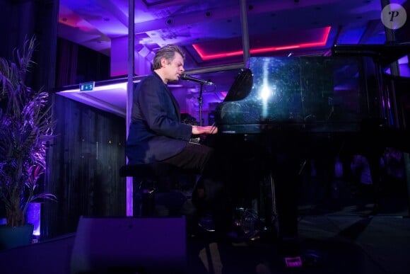Benjamin Biolay - Soirée privée Maison Nathalie Blanc "Spéciale Silmo" au Café de l'Homme à Paris suivie d'un concert privé de B. Biolay le 27 Septembre 2019. Quatre ans après avoir lancé sa marque de lunettes de luxe, Nathalie Blanc a reçu le prix spécial du jury 2018 avec un Silmo d'Or lors du Salon international des Professionnels de l'Optique et de la Lunetterie. Cette créatrice française plébiscitée par les opticiens du monde entier connaît une croissance fulgurante de sa start-up. © Cyril Moreau / Bestimage 27/09/2019 - Paris