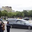 Convoi transportant le cercueil de l'ancien président français Jacques Chirac à Paris le 29 septembre 2019. Le convoi quitte son domicile rue de Tournon et arrive aux Invalides pour l'hommage populaire. La cour des Invalides est ouverte au public pour ceux qui souhaitent se recueillir. Le convoi est salué par les applaudissements de la foule. © JB Autissier / Panoramic / Bestimage