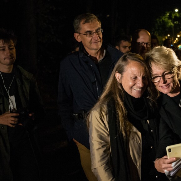 Claude Chirac très émue et son mari Frédéric Salat-Baroux ont tenu à remercier les Français qui faisaient la queue pour se rendre aux Invalides pour rendre un dernier Hommage à Jacques Chirac le 29 septembre 2019. © Cyril Moreau/Bestimage