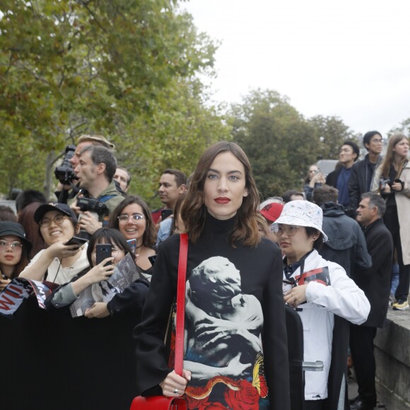 Alexa Chung arrive à l'Hôtel National des Invalides pour assister au défilé Valentino "collection Prêt-à-Porter Printemps/été 2020" lors de la Fashion Week de Paris (PFW), le 29 septembre 2019. © Veeren Ramsamy - Christophe Clovis / Bestimage