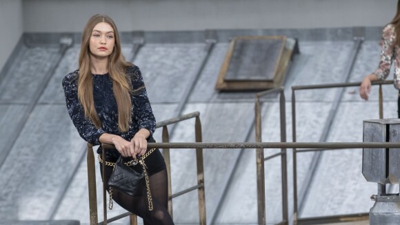 Défilé Chanel : Une youtubeuse s'incruste sur le podium, Gigi Hadid la vire