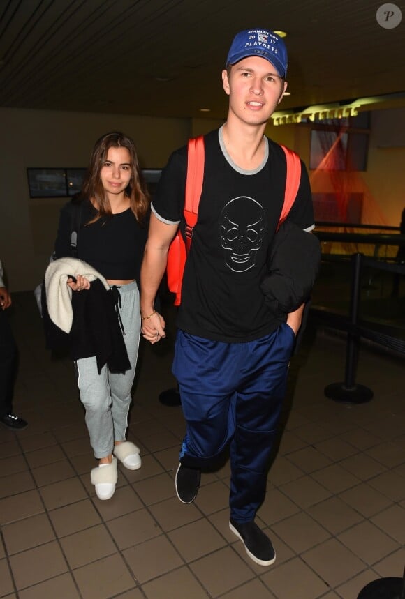 Exclusif - Ansel Elgort et sa compagne Violetta Komysha arrivent main dans la main à l'aéroport de LAX à Los Angeles, le 12 novembre 2017.