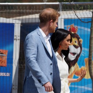 Le prince Harry, duc de Sussex, et Meghan Markle, duchesse de Sussex, rencontrent des jeunes entrepreneurs locaux à Tembisa, Afrique du Sud, le 2 octobre 2019.