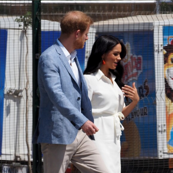 Le prince Harry, duc de Sussex, et Meghan Markle, duchesse de Sussex, rencontrent des jeunes entrepreneurs locaux à Tembisa, Afrique du Sud, le 2 octobre 2019.