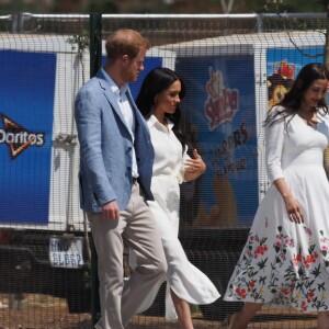 Le prince Harry, duc de Sussex, et Meghan Markle, duchesse de Sussex, rencontrent des jeunes entrepreneurs locaux à Tembisa, Afrique du Sud, le 2 octobre 2019.