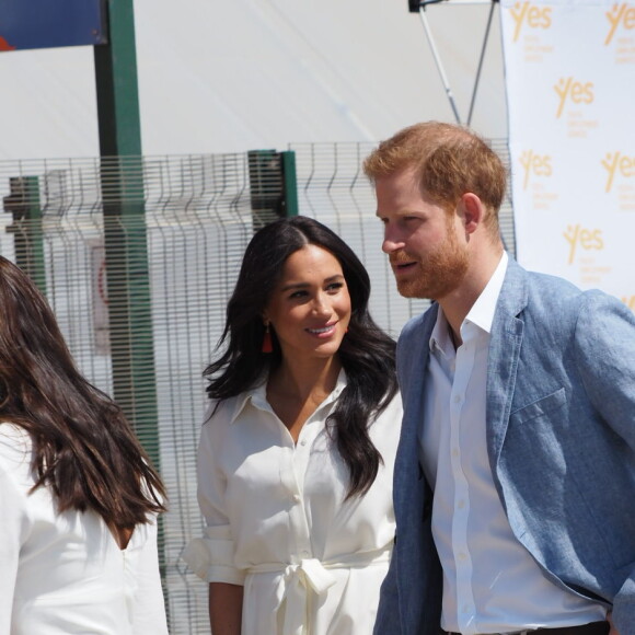 Le prince Harry, duc de Sussex, et Meghan Markle, duchesse de Sussex, rencontrent des jeunes entrepreneurs locaux à Tembisa, Afrique du Sud, le 2 octobre 2019.