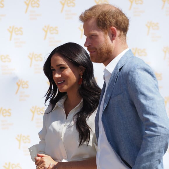 Le prince Harry, duc de Sussex, et Meghan Markle, duchesse de Sussex, rencontrent des jeunes entrepreneurs locaux à Tembisa, Afrique du Sud, le 2 octobre 2019.