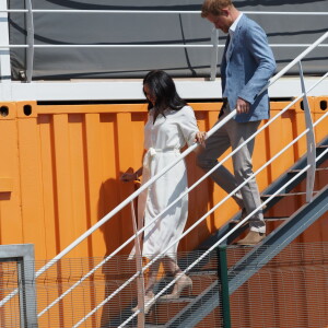 Le prince Harry, duc de Sussex, et Meghan Markle, duchesse de Sussex, rencontrent des jeunes entrepreneurs locaux à Tembisa, Afrique du Sud, le 2 octobre 2019.