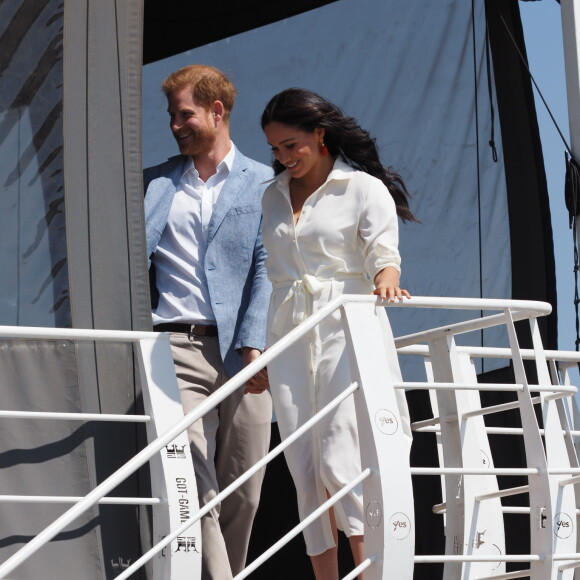 Le prince Harry, duc de Sussex, et Meghan Markle, duchesse de Sussex, rencontrent des jeunes entrepreneurs locaux à Tembisa, Afrique du Sud, le 2 octobre 2019.