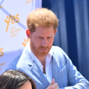 Le prince Harry, duc de Sussex, et Meghan Markle, duchesse de Sussex, rencontrent des jeunes entrepreneurs locaux à Tembisa, Afrique du Sud, le 2 octobre 2019.