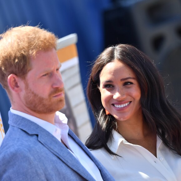 Le prince Harry, duc de Sussex, et Meghan Markle, duchesse de Sussex, rencontrent des jeunes entrepreneurs locaux à Tembisa, Afrique du Sud, le 2 octobre 2019.