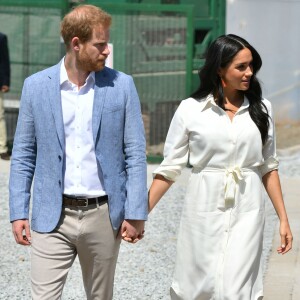 Le prince Harry, duc de Sussex, et Meghan Markle, duchesse de Sussex, rencontrent des jeunes entrepreneurs locaux à Tembisa, Afrique du Sud, le 2 octobre 2019.