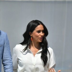 Le prince Harry, duc de Sussex, et Meghan Markle, duchesse de Sussex, rencontrent des jeunes entrepreneurs locaux à Tembisa, Afrique du Sud, le 2 octobre 2019.