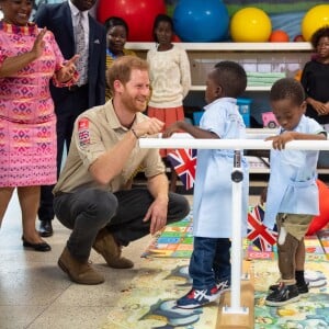 Le prince Harry, duc de Sussex, visite le centre orthopédique princesse Diana à Huambo en Angola, le 27 septembre 2019, au cinquième jour de sa visite en Afrique du Sud.