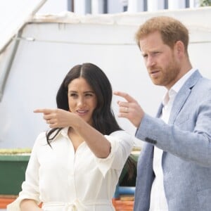 Le prince Harry, duc de Sussex, et Meghan Markle, duchesse de Sussex, rencontrent des jeunes entrepreneurs locaux à Tembisa près de Johannesburg, le 2 octobre 2019, lors de leur dernier jour en Afrique du Sud.