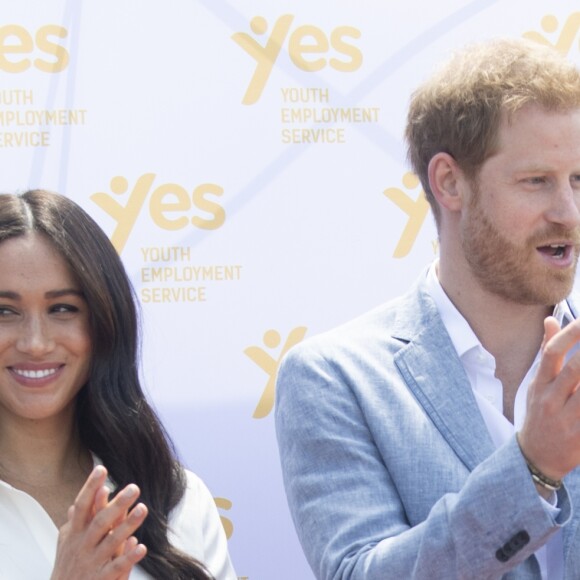 Le prince Harry, duc de Sussex, et Meghan Markle, duchesse de Sussex, rencontrent des jeunes entrepreneurs locaux à Tembisa près de Johannesburg, le 2 octobre 2019, lors de leur dernier jour en Afrique du Sud.