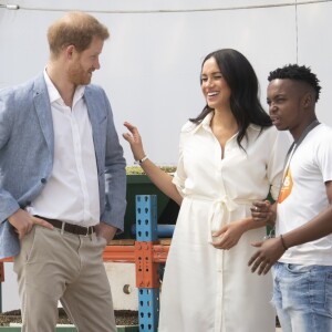 Le prince Harry, duc de Sussex, et Meghan Markle, duchesse de Sussex, rencontrent des jeunes entrepreneurs locaux à Tembisa près de Johannesburg, le 2 octobre 2019, lors de leur dernier jour en Afrique du Sud.