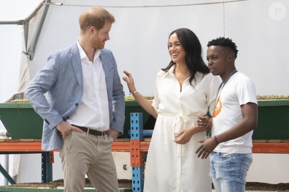 Le prince Harry, duc de Sussex, et Meghan Markle, duchesse de Sussex, rencontrent des jeunes entrepreneurs locaux à Tembisa près de Johannesburg, le 2 octobre 2019, lors de leur dernier jour en Afrique du Sud.