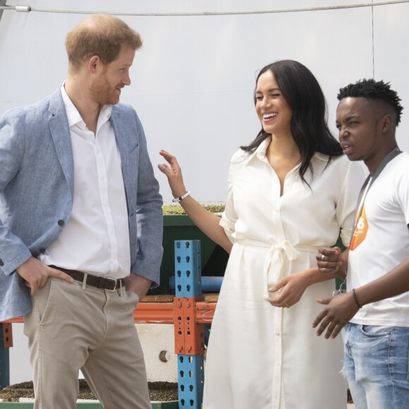 Le prince Harry, duc de Sussex, et Meghan Markle, duchesse de Sussex, rencontrent des jeunes entrepreneurs locaux à Tembisa près de Johannesburg, le 2 octobre 2019, lors de leur dernier jour en Afrique du Sud.