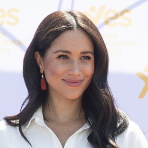 Le prince Harry, duc de Sussex, et Meghan Markle, duchesse de Sussex, rencontrent des jeunes entrepreneurs locaux à Tembisa près de Johannesburg, le 2 octobre 2019, lors de leur dernier jour en Afrique du Sud.