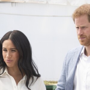 Le prince Harry, duc de Sussex, et Meghan Markle, duchesse de Sussex, rencontrent des jeunes entrepreneurs locaux à Tembisa près de Johannesburg, le 2 octobre 2019, lors de leur dernier jour en Afrique du Sud.