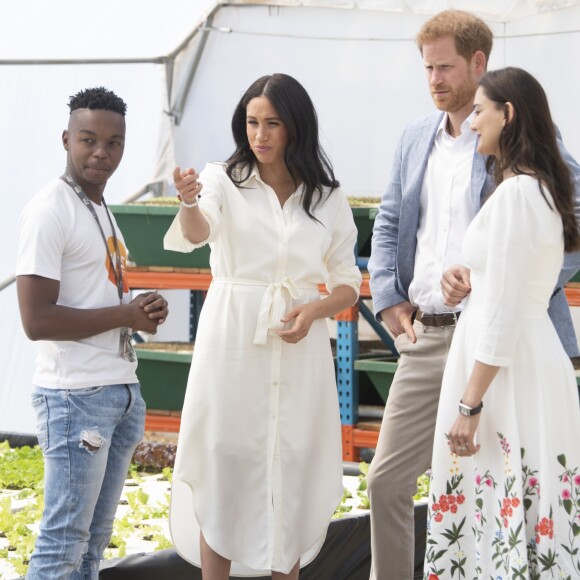 Le prince Harry, duc de Sussex, et Meghan Markle, duchesse de Sussex, rencontrent des jeunes entrepreneurs locaux à Tembisa près de Johannesburg, le 2 octobre 2019, lors de leur dernier jour en Afrique du Sud.