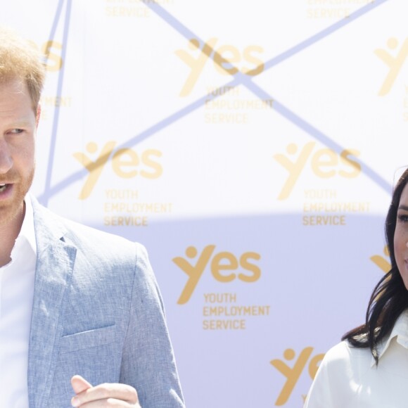 Le prince Harry, duc de Sussex, et Meghan Markle, duchesse de Sussex, rencontrent des jeunes entrepreneurs locaux à Tembisa près de Johannesburg, le 2 octobre 2019, lors de leur dernier jour en Afrique du Sud.