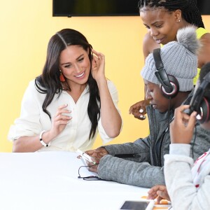 Le prince Harry, duc de Sussex, et Meghan Markle, duchesse de Sussex, rencontrent des jeunes entrepreneurs locaux à Tembisa près de Johannesburg, le 2 octobre 2019, lors de leur dernier jour en Afrique du Sud.