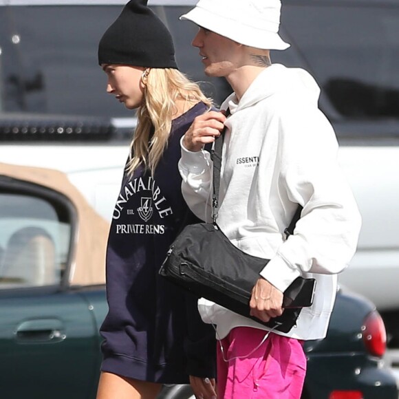 Justin Bieber et sa femme Hailey Baldwin Bieber se promènent à Los Angeles, le 26 septembre 2019.