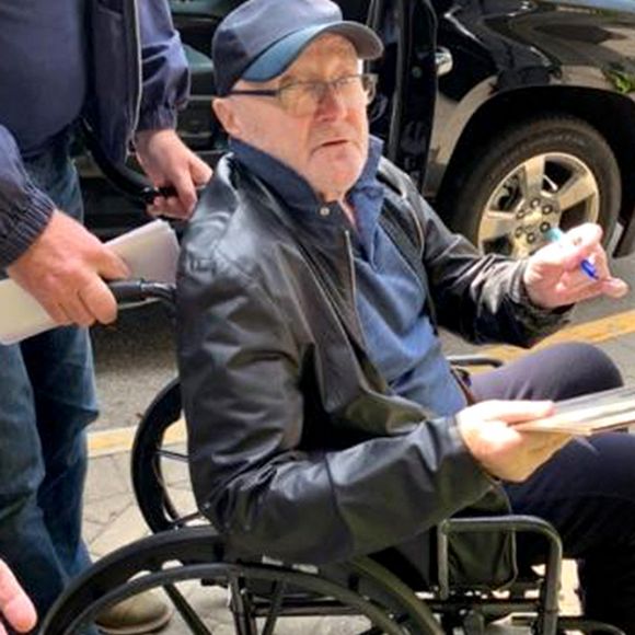 Exclusif - Phil Collins arrive à l'Infinite Energy Center, à Atlanta, en fauteuil roulant. Le 1er octobre 2019.