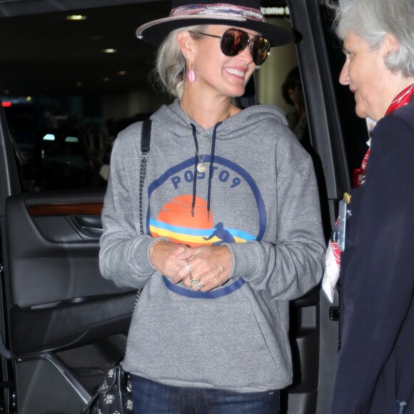 Laeticia Hallyday arrive à l'aéroport LAX de Los Angeles en provenance de Paris, accompagnée d'un agent Air France et d'un porteur, le 1er octobre 2019.