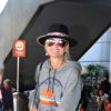 Laeticia Hallyday arrive à l'aéroport LAX de Los Angeles en provenance de Paris, accompagnée d'un agent Air France et d'un porteur, le 1er octobre 2019.