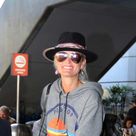 Laeticia Hallyday arrive à l'aéroport LAX de Los Angeles en provenance de Paris, accompagnée d'un agent Air France et d'un porteur, le 1er octobre 2019.