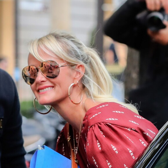 Laeticia Hallyday sort de chez son avocat Avenue Montaigne avec un dossier à la main à Paris, le 23 septembre 2019.