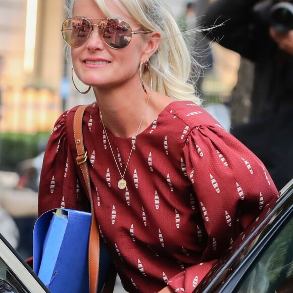 Laeticia Hallyday sort de chez son avocat Avenue Montaigne avec un dossier à la main à Paris, le 23 septembre 2019.
