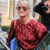 Laeticia Hallyday sort de chez son avocat Avenue Montaigne avec un dossier à la main à Paris, le 23 septembre 2019.