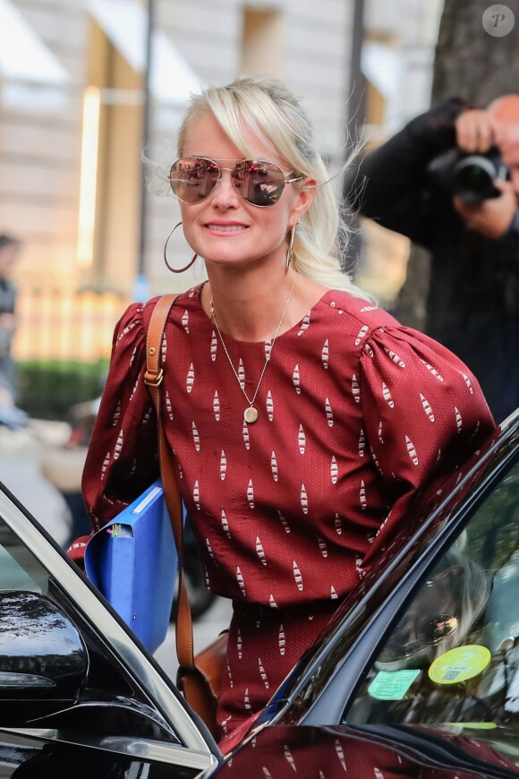 Laeticia Hallyday sort de chez son avocat Avenue Montaigne avec un dossier à la main à Paris, le 23 septembre 2019.