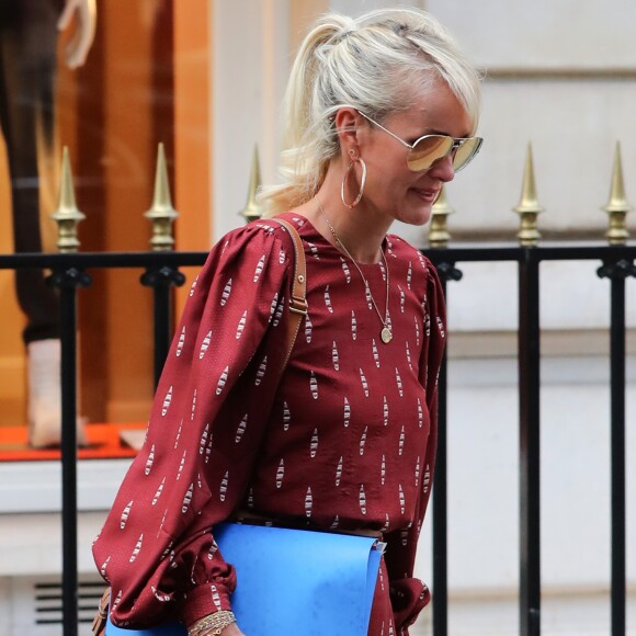 Laeticia Hallyday sort de chez son avocat Avenue Montaigne avec un dossier à la main à Paris, le 23 septembre 2019.