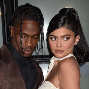 Travis Scott avec sa compagne Kylie Jenner à la première du prochain documentaire de Netflix, "Look Mom I Can Fly", au Barker Hangar dans le quartier de Santa Monica à Los Angeles. Le 27 août 2019.