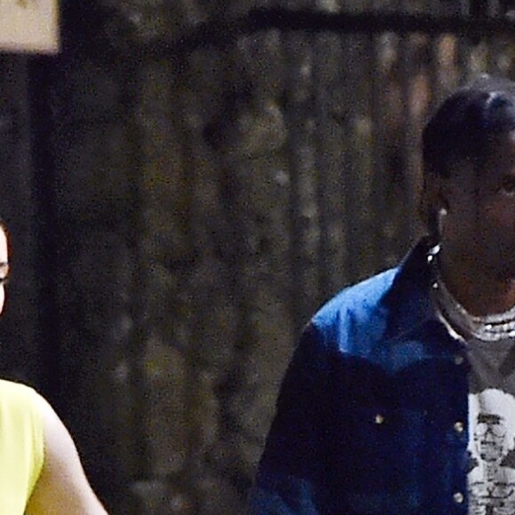 Exclusif - Kylie Jenner et son compagnon Travis Scott passent une soirée en amoureux à Portofino le 12 août 2019. Ils ont laissé toute la famille pour une soirée à deux. Sans Stormi et sans la famille qui est présente à Portofino. Kylie porte un ensemble jeune qu'elle a assorti avec un sac shopping Christian Dior.