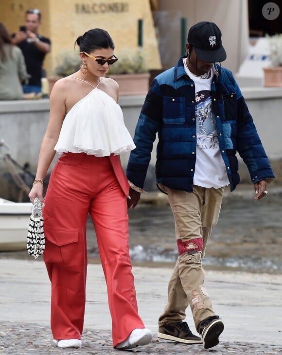 Kylie Jenner et son compagnon Travis Scott font du shopping à Portofino le 12 août 2019.