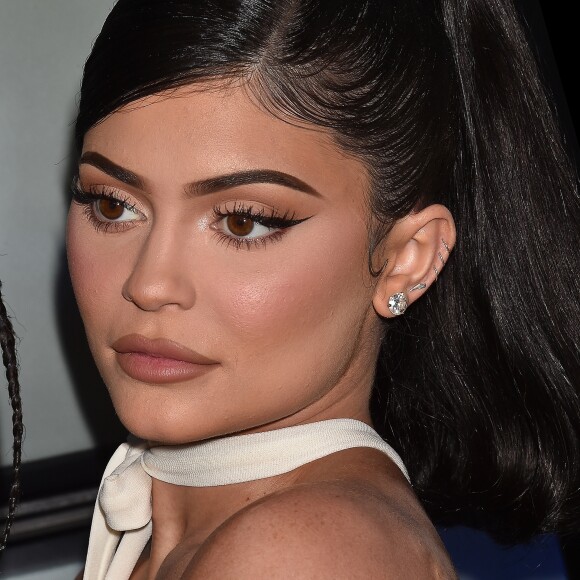 Travis Scott avec sa compagne Kylie Jenner à la première du prochain documentaire de Netflix, "Look Mom I Can Fly", au Barker Hangar dans le quartier de Santa Monica à Los Angeles. Le 27 août 2019.