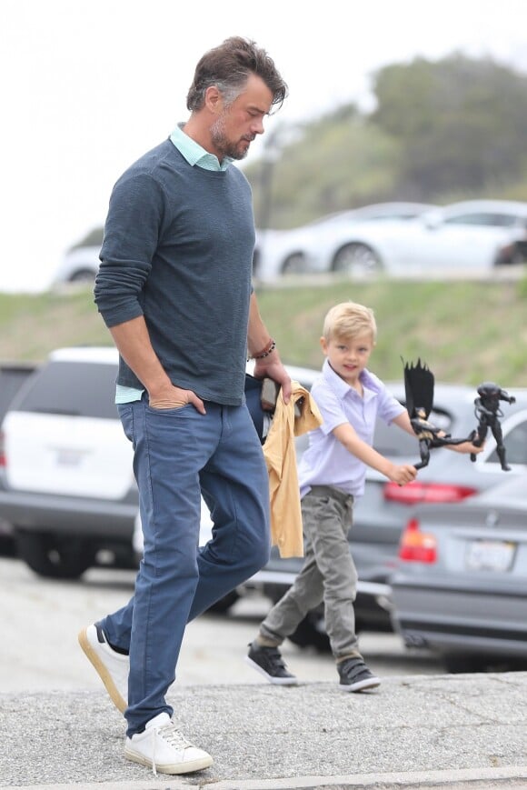 Josh Duhamel se promène avec son fils Axl à Los Angeles le 1er juin 2019.
