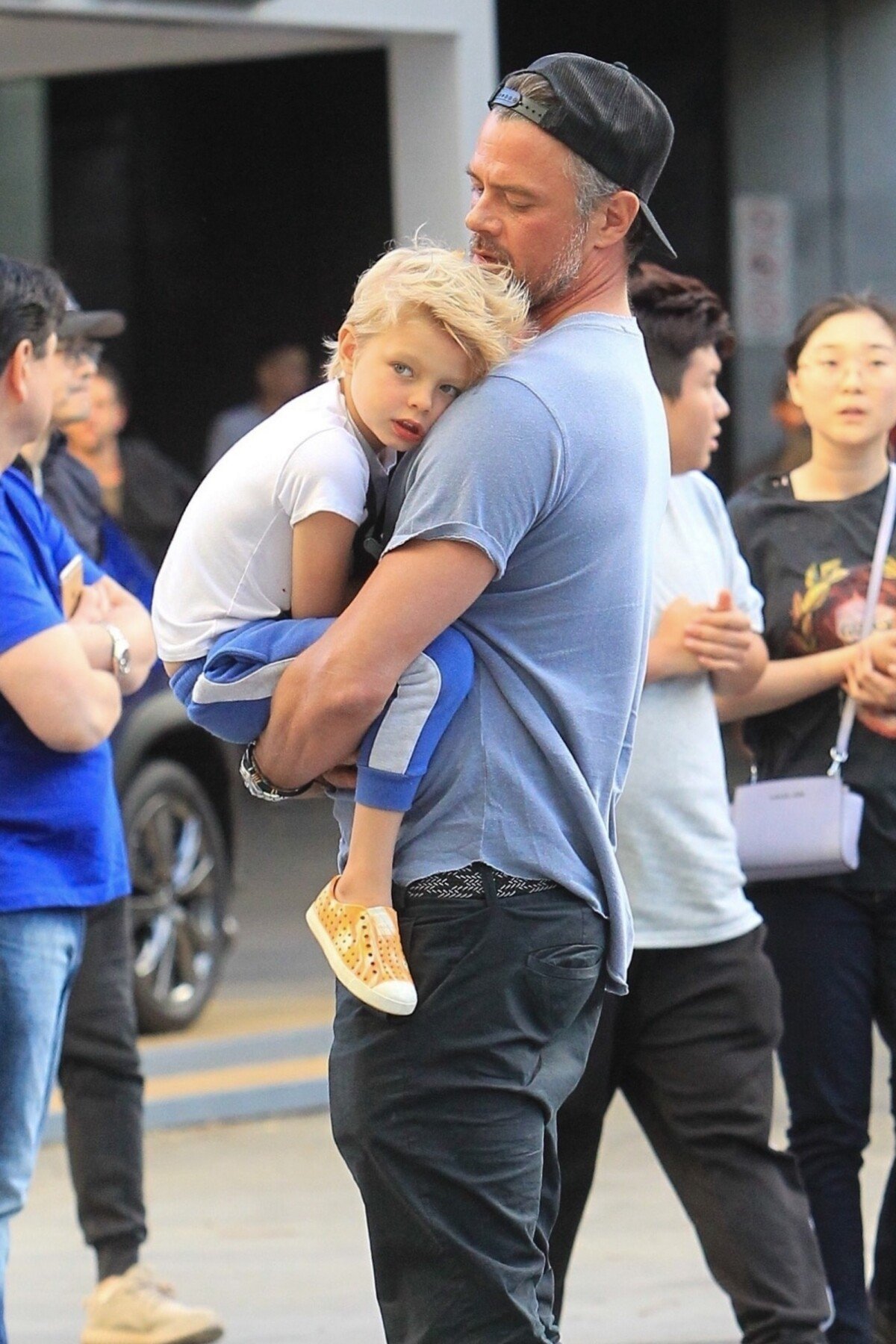 Photo Josh Duhamel et son fils Axl devant le Staples Center après le