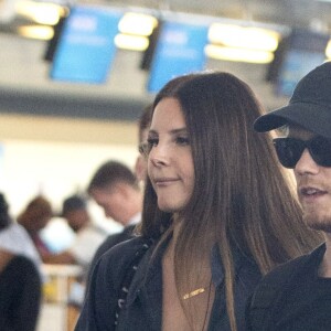 Exclusif - Lana Del Rey arrive avec un mystérieux inconnu à l'aéroport de JFK à New York, le 24 septembre 2019