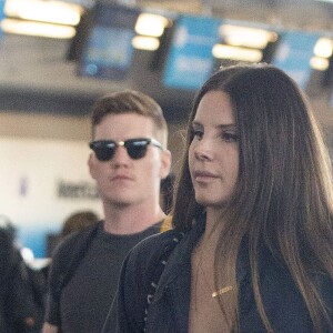Exclusif - Lana Del Rey arrive avec un mystérieux inconnu à l'aéroport de JFK à New York, le 24 septembre 2019