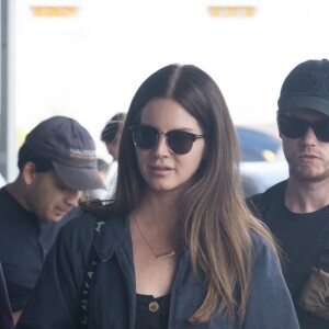 Exclusif - Lana Del Rey arrive avec un mystérieux inconnu à l'aéroport de JFK à New York, le 24 septembre 2019