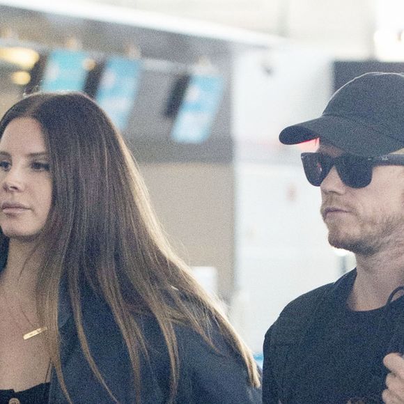 Exclusif - Lana Del Rey arrive avec un mystérieux inconnu à l'aéroport de JFK à New York, le 24 septembre 2019