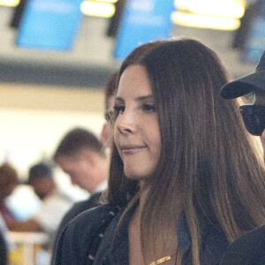 Exclusif - Lana Del Rey arrive avec un mystérieux inconnu à l'aéroport de JFK à New York, le 24 septembre 2019
