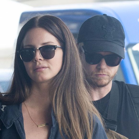 Exclusif - Lana Del Rey arrive avec un mystérieux inconnu à l'aéroport de JFK à New York, le 24 septembre 2019
